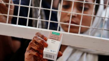 Una mujer compra medicina en Allahabad, India. El Tribunal Supremo dictó una sentencia favorable a los fabricantes  de genéricos.