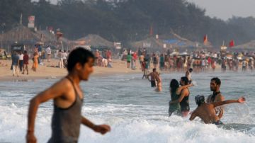 En esta fotografía tomada el 9 de marzo se puede observar a varias personas en una playa de Goa, India, de atractivo turístico.