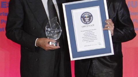 Julio Iglesias recibió ayer un premio Guinness en China de manos del pianista Lang Lang.