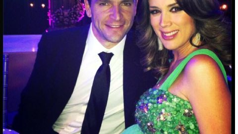 Jacqueline Bracamontes y Martín Fuentes fueron padres el viernes de una niña.