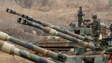 Soldados surcoreanos   en tanques de cañón autopropulsado durante un ejercicio en prevención a posibles ataques   de Corea del Norte ayer, en Paju, Corea del Sur.