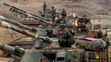 Soldados surcoreanos   en tanques de cañón autopropulsado durante un ejercicio en prevención a posibles ataques   de Corea del Norte ayer, en Paju, Corea del Sur.