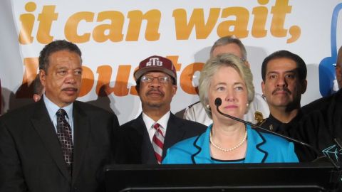 La alcaldesa de Houston Annise Parker, funcionarios y organizaciones lanzaron la campaña ‘Puede esperar’ (‘It Can Wait’ para alertar del riesgo de estar enviando o leyendo mensajes en el celular mientras se conduce un automóvil.