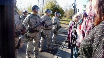 Frente a soldados estadounidenses, los manifestantes —incluido un invidente— en contra de la actividad nuclear en Livermore.