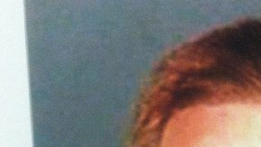 Tobias Dustin Summers,  de 30 años de edad, tiene antecedentes penales que se remontan a 2002. y continúa prófugo de las autoridades.