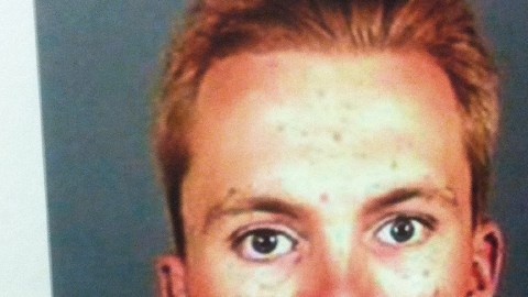 Tobias Dustin Summers,  de 30 años de edad, tiene antecedentes penales que se remontan a 2002. y continúa prófugo de las autoridades.