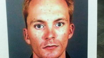 Tobias Dustin Summers,  de 30 años de edad, tiene antecedentes penales que se remontan a 2002. y continúa prófugo de las autoridades.