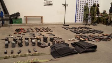 Armas incautadas por el Ejército Mexicano como parte de un operativo antidrogas en Michoacán.