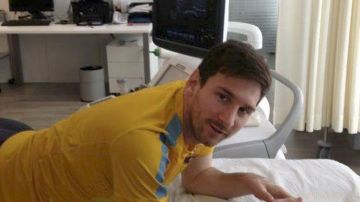 Messi se atiende de su lesión en el bíceps femoral derecho. Esta foto fue subida por él a su cuenta de Facebook.