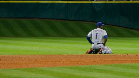El parador en corto de los Texas Rangers, Elvis Andrus, se lamenta tras el imparable de González.