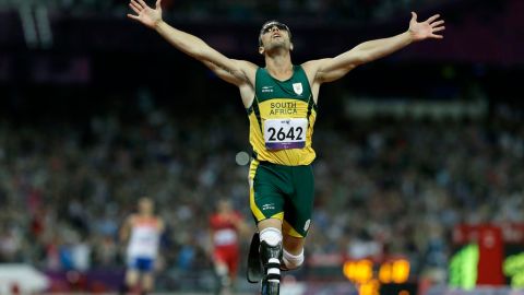 Tras salir libre bajo fianza por el asesinato de su novia, Oscar Pistorius quiere entrenar de nuevo.