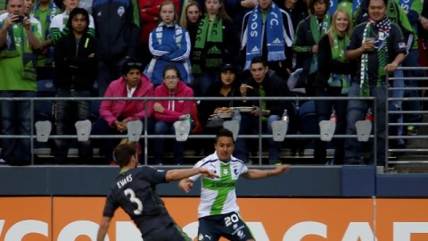 La afición reunida en el CenturyLink Field observa el intento de Brad Evans por  despojar del balón a Osmar Mares.