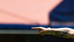 Antonio Mohamed da intrucciones en el entrenamiento de Xolos que hoy juegan ante San José de Oruro, en Bolivia.