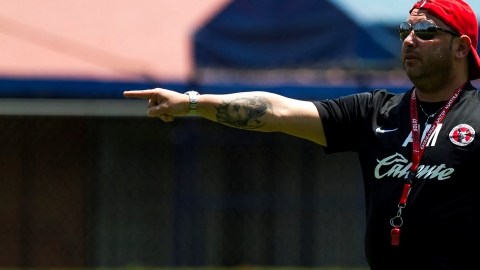 Antonio Mohamed da intrucciones en el entrenamiento de Xolos que hoy juegan ante San José de Oruro, en Bolivia.