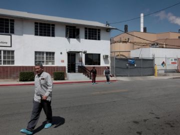 4/02/13--- VERNON---- Exide Technologies, a lead acid-battery recycling facility in Vernon, will conduct public meetings this spring to inform residents of cancer risk due to arsenic emissions from the facility. (Photo by Aurelia Ventura/La Opinion)