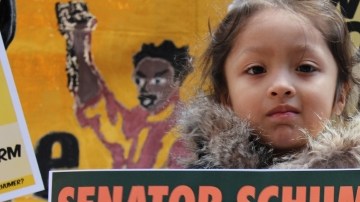 Un grupo de latinos protestó ayer contra el senador demócrata de NY, Schumer, al que acusan de no luchar por la reforma migratoria.