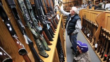 Imagen de  una tienda de armas de Winona, Minnesota.  Obama tiene previsto viajar hoy  a Colorado para impulsar el control de estas.