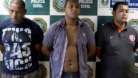 Wallace Aparecido Souza Silva, iz., Carlos Armando Costa dos Santos, centro, y  Jonathan Foudakis de Souza, fueron arrestados en Brasil, sospechosos del asalto y violación   a una estadounisense.