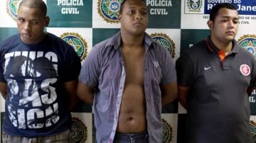Wallace Aparecido Souza Silva, iz., Carlos Armando Costa dos Santos, centro, y  Jonathan Foudakis de Souza, fueron arrestados en Brasil, sospechosos del asalto y violación   a una estadounisense.