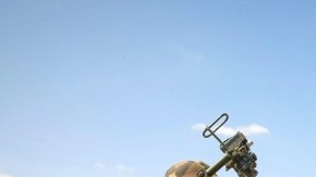 Soldados somalíes en un desplazamiento; el plan de ONU abarca vehículos blindados de combate.