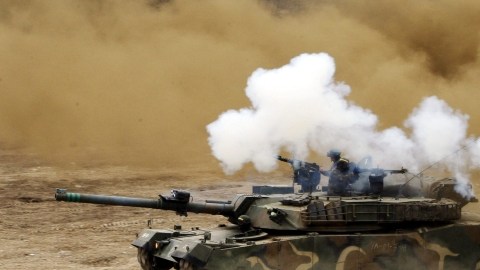 Fotografía  que muestra un tanque surcoreano K-1 durante unos ejercicios militares en el río Bukhan en Hwacheon, al norte de Seúl.