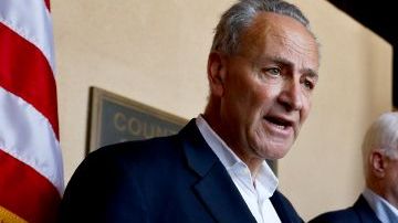 El senador Schumer (primer plano) dijo que las negociaciones están "muy cerca, más cerca que nunca".