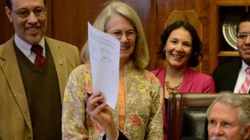 El gobernador John Kitzhaber firmó ayer una ley que otorga cuotas preferentes para la universidad, las mismas que pagan los residentes del estado, a estudiantes indocumentados.