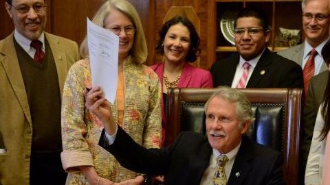 El gobernador John Kitzhaber firmó ayer una ley que otorga cuotas preferentes para la universidad, las mismas que pagan los residentes del estado, a estudiantes indocumentados.
