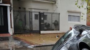 Dos vehículos quedaron apilados tras las corrientes generadas por las fuertes lluvias en Buenos Aires (Argentina).