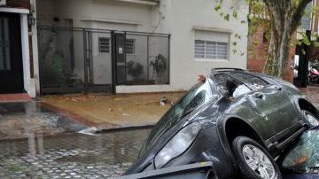 Dos vehículos quedaron apilados tras las corrientes generadas por las fuertes lluvias en Buenos Aires (Argentina).