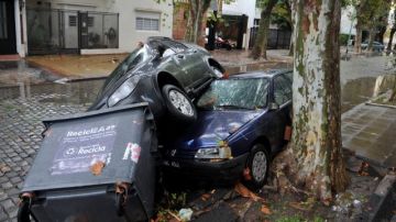 Dos vehículos quedaron apilados tras las corrientes generadas por las fuertes lluvias en Buenos Aires (Argentina).