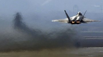 Un F22 estadounidense toma vuelo sobre pista en Corea del Sur.
