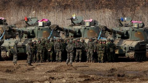 Soldados de Corea del Sur realizan ejercicios militares.