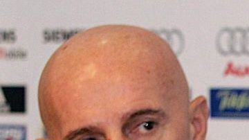 Arrigo Sacchi se ha mostrado 'bipolar' en sus declaraciones sobre Iker Casillas. En la foto, Sacchi con el ex jugador y directivo madridista Emilio Butragueño.