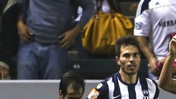 Aldo de Nigris consiguió el gol de la voltereta en favor de Rayados