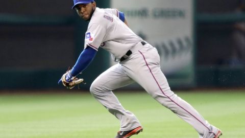 El parador en corto de Texas, Elvis Andrus, ataca  un roletazo del bateador de Houston, Justin Maxwell.
