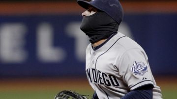 El primera base de San Diego, Yonder Alonso,  se cubrió ayer el rostro para protegerse del frío en Nueva York.