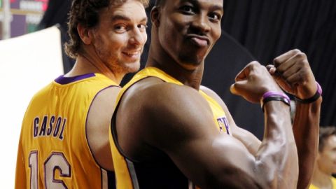 Pau Gasol (16) y Dwight Howard tendrán que unirse, a 7 juegos de terminar la temporada, si quieren ir a los playoffs de la NBA.