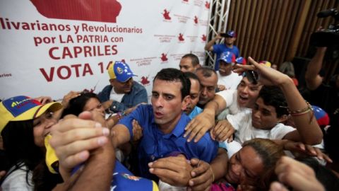 Capriles recalcó a un numeroso grupo de exmiembros y simpatizantes del chavismo que voten por él y por la unión del país.