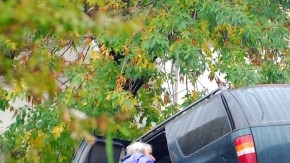 Un hombre sube a uno de los  vehículos averiados por las terribles  inundaciones. El hecho  ha causado una tragedia sin precedentes.