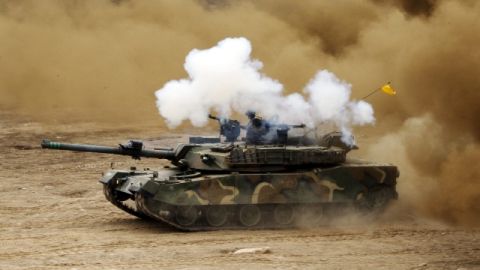 Fotografía  que muestra un tanque surcoreano K-1 durante unos ejercicios militares en el río Bukhan en Hwacheon, al norte de Seúl.
