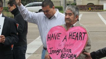 Una vigilia se realizó frente a la oficina del senador Cornyn en Houston para orar por una reforma migratoria.