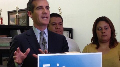 Eric Garcetti ha tratado de alejarse del pasado antiinmigrante de su simpatizante Kevin James, quien le dio su respaldo.