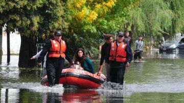 Rescatistas socorren a los damnificados tras las inundaciones en La Plata (Argentina).