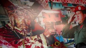 Una mujer y sus dos hijos visitan la capilla en la que se rinde culto a Chávez en el barrio 23 de Enero, Caracas.