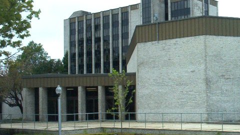 La Policía está investigando informes de una persona con un arma de fuego en Chaffee Hall.