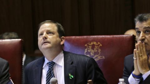 El líder del Senado John McKinney, R-Fairfield, (izq),y Carlo Leone, D-Stamford y Darien, durante la votación de  ley de control de armas en el Capitolio en Hartford, Connecticut.