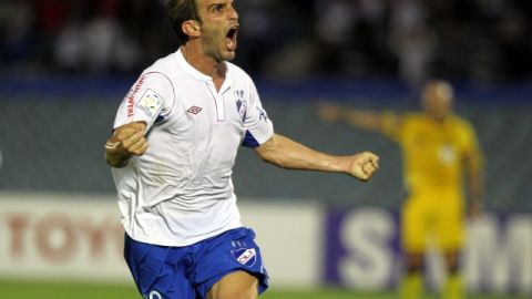 Iván Alonso celebra el tercer gol del Nacional sobre su exequipo, el Toluca, en el Estadio Centenario.