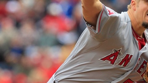 Joe Blanton realiza un lanzamiento ante Cincinnati.
