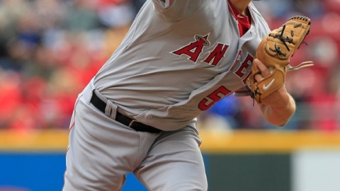 Joe Blanton realiza un lanzamiento ante Cincinnati.
